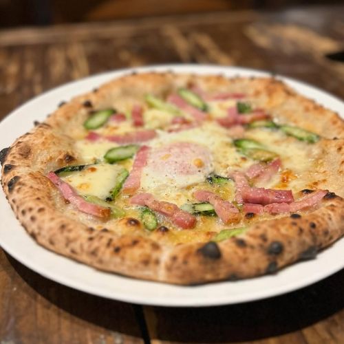 アスパラガスと特製ベーコン・半熟卵のピッツァ ビスマルク